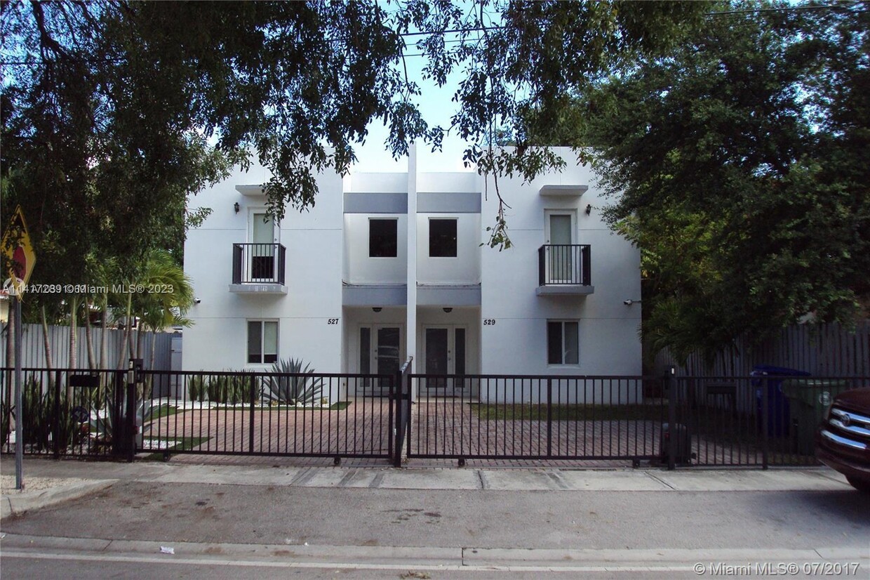Primary Photo - 527 NE 69th St