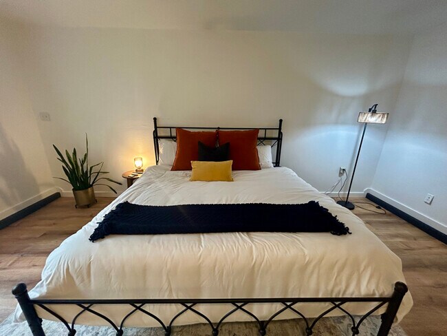 Building Photo - 2002 Oak Creek Ct