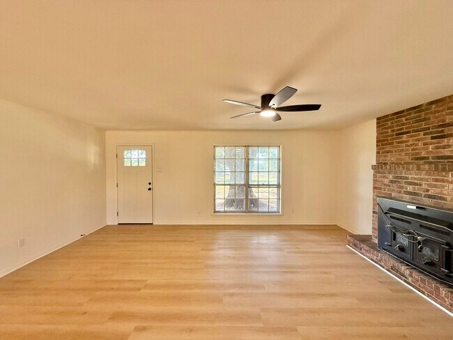 Foto del edificio - Spacious 3-Bedroom, 2-Bath Home with Bonus...