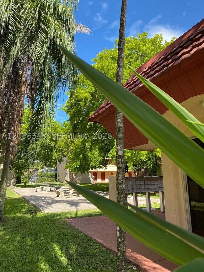 Building Photo - 10901 N Kendall Dr
