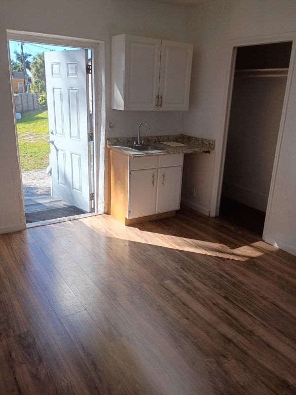 Foto del edificio - 637 S Main St