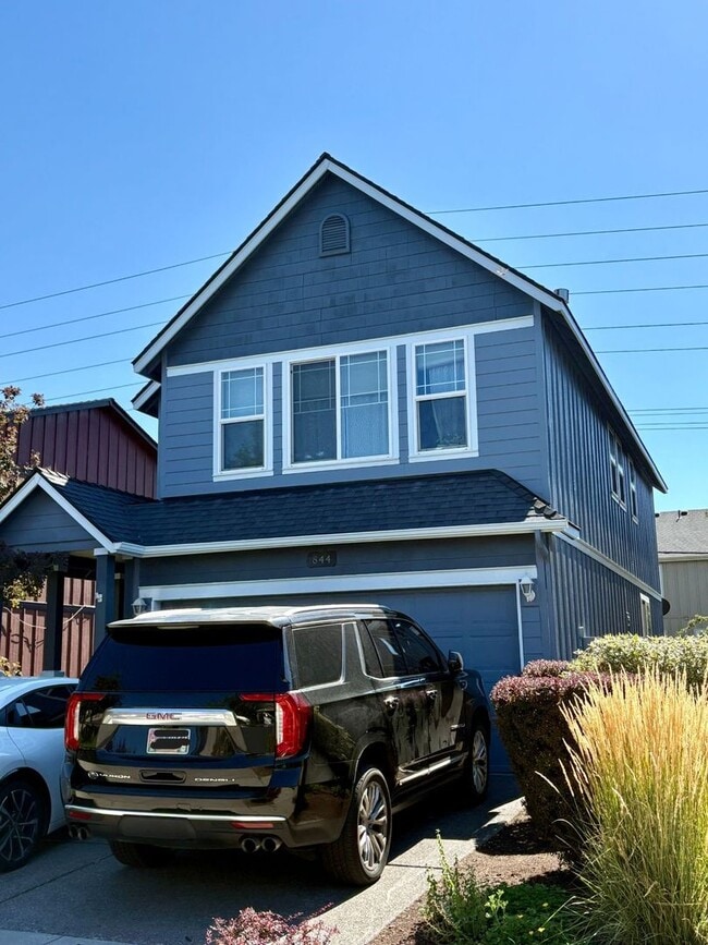 Building Photo - 844 NE Locksley Dr