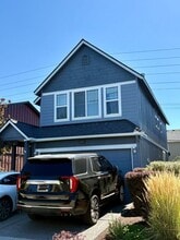 Building Photo - 844 NE Locksley Dr