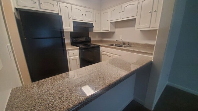 Building Photo - Royal Arms of Green Hills