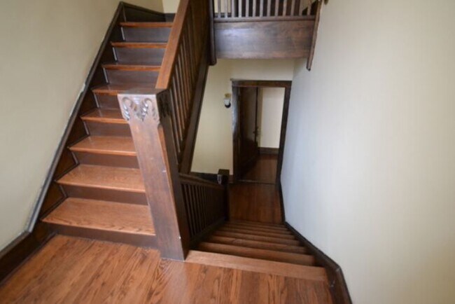 Escalera principal - 6437 N Glenwood Ave