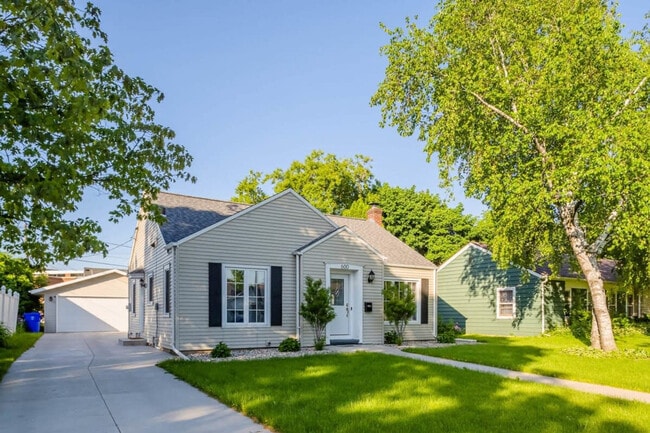 Building Photo - 600 N Outagamie Ct