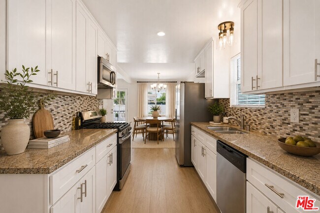 Foto del edificio - 6033 Fallbrook Ave