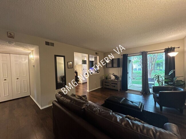 Foto del edificio - 7729 Inversham Dr