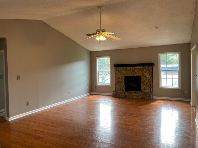 Building Photo - 3-4 Bed with 2 full baths and 2 car garage...