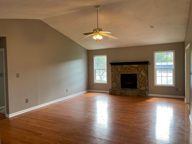 Foto del edificio - 3-4 Bed with 2 full baths and 2 car garage...