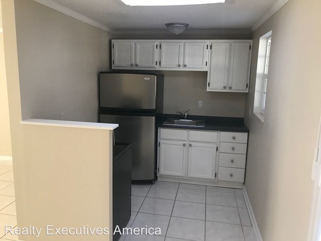 Building Photo - 9317 Pinero St