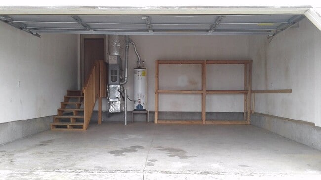 Building Photo - 3 Bedroom 2 Bath with 2 car garage