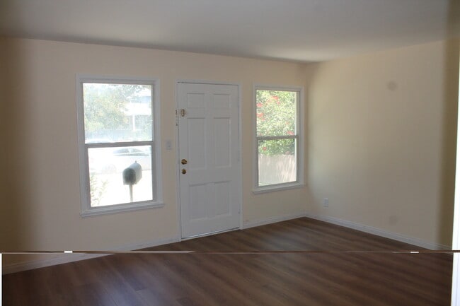 Building Photo - 1613 W Victory Blvd