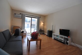 Building Photo - 9 Strawberry Bank Rd