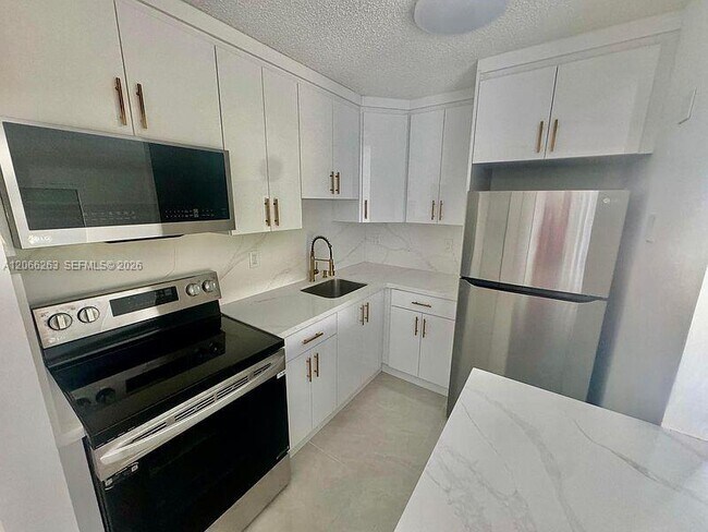 Foto del edificio - 7195 NW 179th St