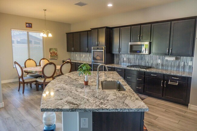 Foto del edificio - Gorgeous 4 Bed + den Single Level Home in gated community in North Peoria with RV Gate / BBQ!!