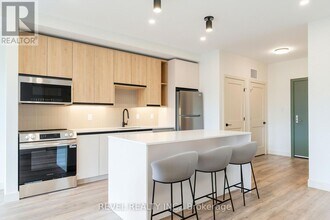 Building Photo - 4390 Hillview Dr