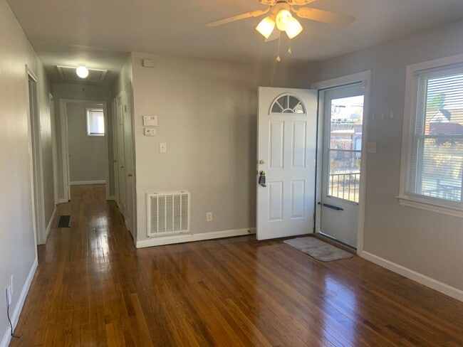Building Photo - 4 BR House w/ Fenced-in Yard
