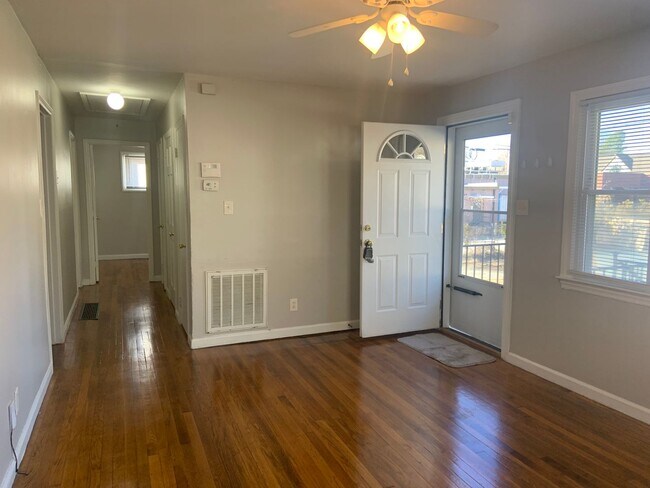 Foto del edificio - 4 BR House w/ Fenced-in Yard
