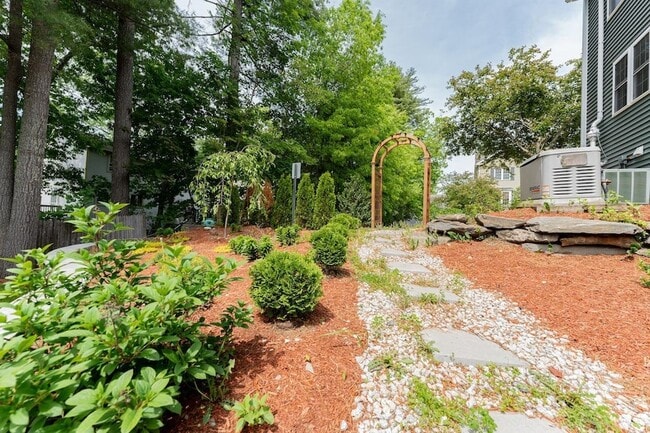 Building Photo - 5 Lowther Pl