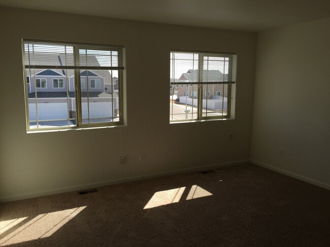 Building Photo - 4 BEDROOM, 3.5 BATHROOM SADDLE RIDGE TOWNH...