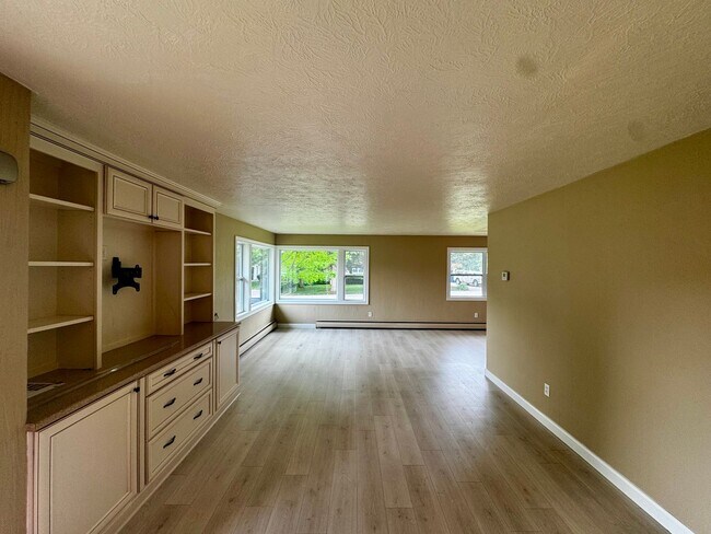 Building Photo - 4 Bedroom | 2 Bathroom Single Family Home | Renovated | Coal Valley