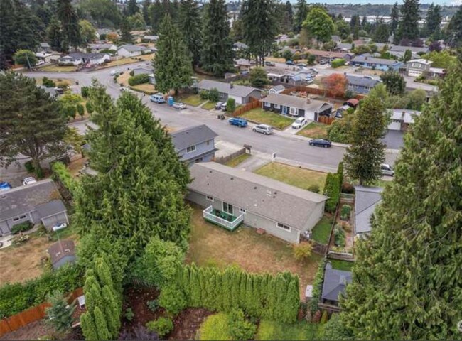 Building Photo - Immaculate rambler on a quiet street in Ev...