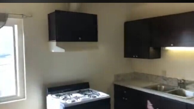 Foto del edificio - 4064 Winona Ave