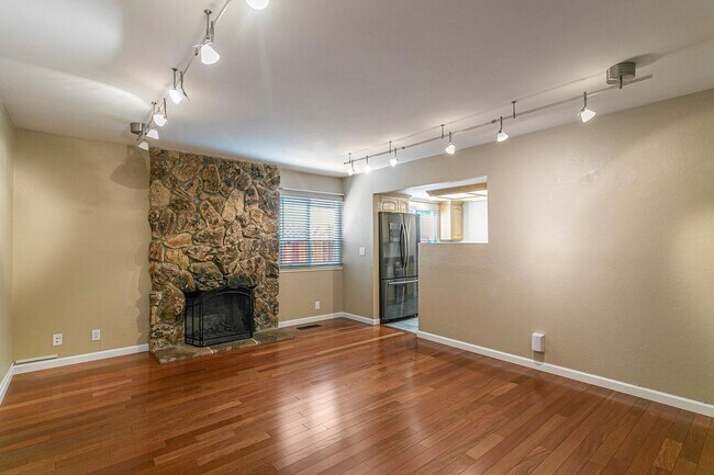 Building Photo - Lovely 3 Bedroom 2 Bath home on a quiet fa...