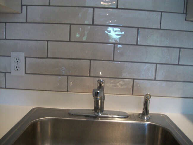 Azulejo blanco brillante tipo metro - 315 Rantoul St