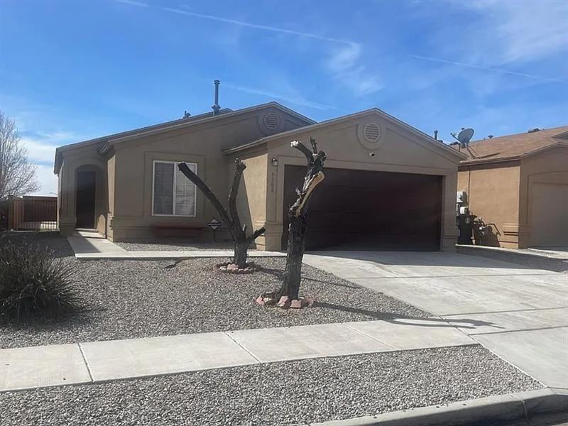 This beautiful single story home House for Rent in Albuquerque, NM