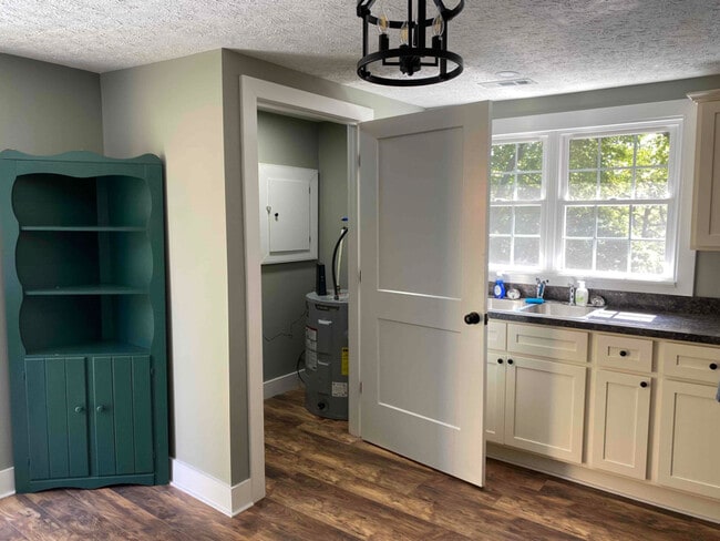 Building Photo - 619 Allison Ave