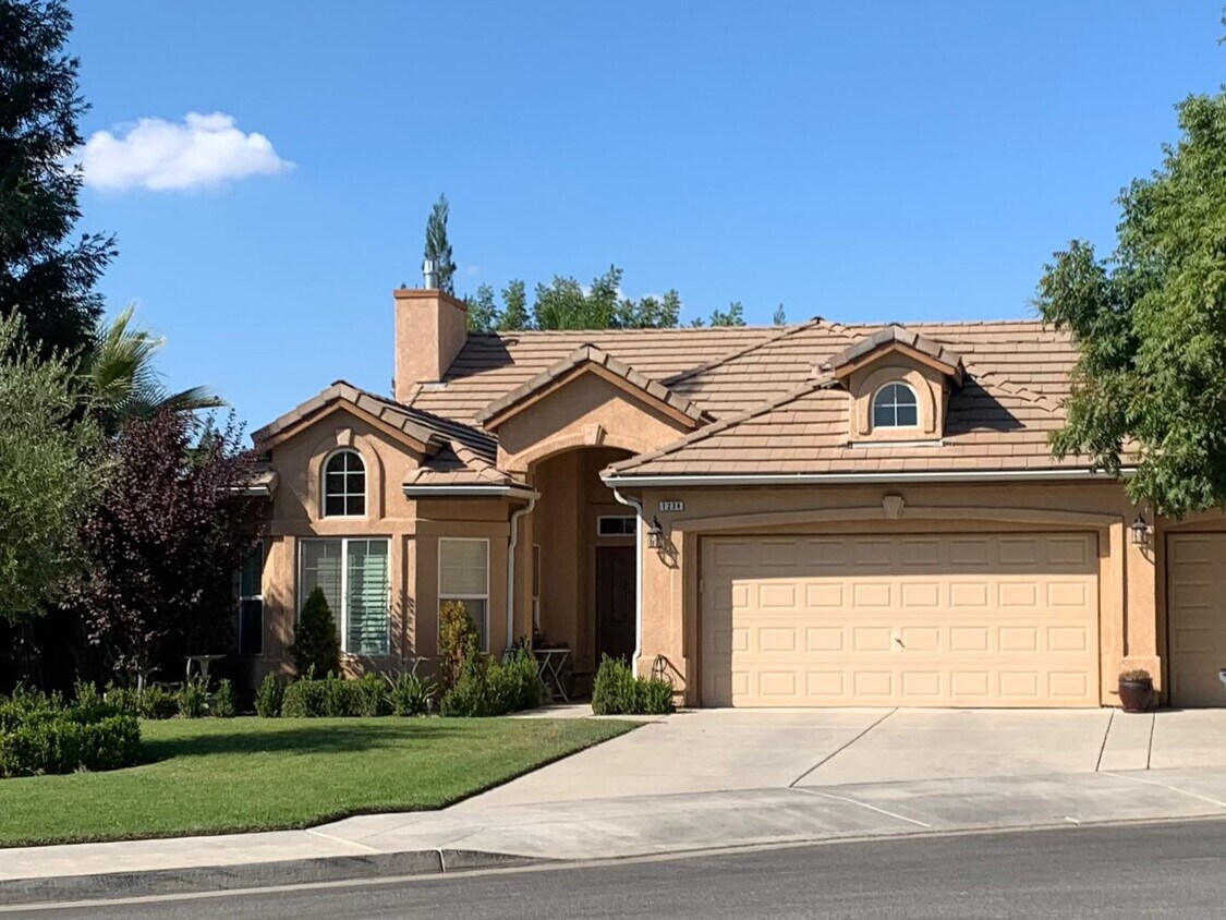 3 Bedroom /2 Bath Single Story Home with a... House Rental in Fresno