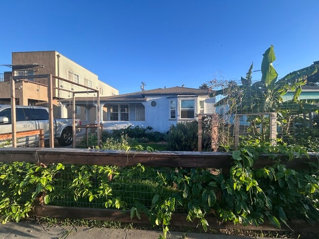 Foto del edificio - 12444 Greene Ave