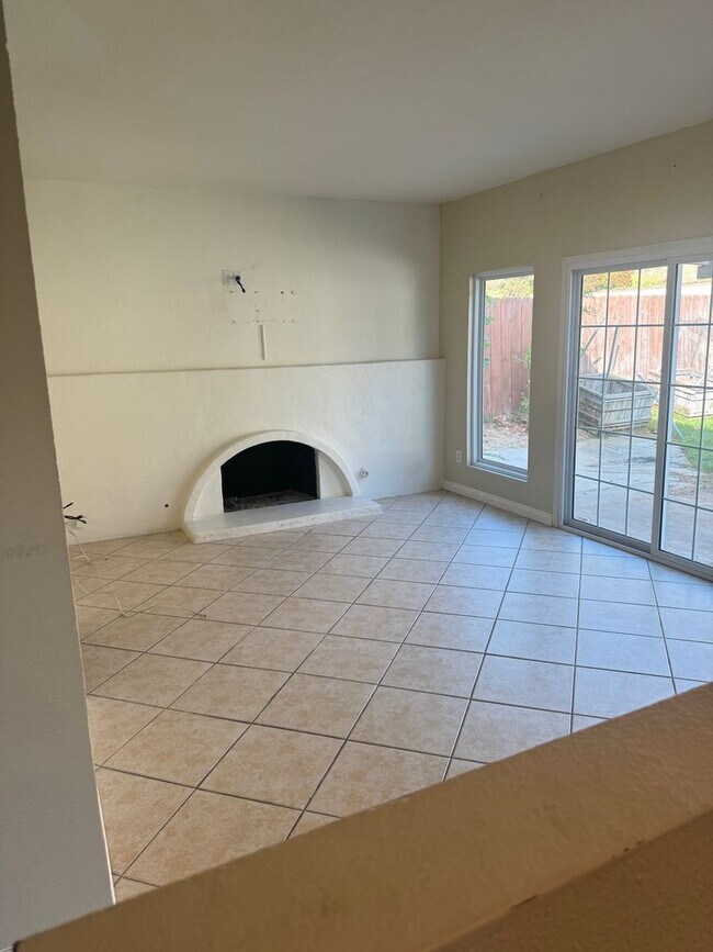 Foto del edificio - Very Spacious! 3Bed/2.5Bath w/solar panels! Close to Sweetwater Reservoir with plenty of trails!