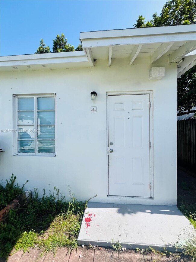 Foto del edificio - 3072 SW 16th St