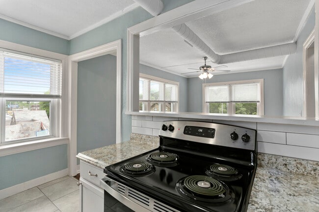 Building Photo - 720 W 37th St