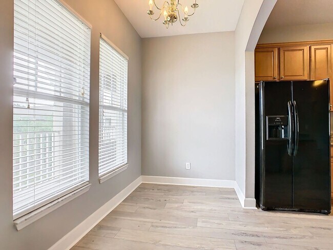 Foto del edificio - TOP Floor Artisan Park Condo in Celebratio...