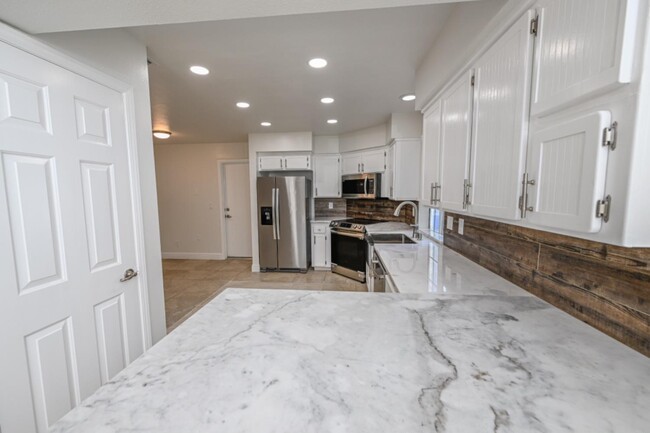 Foto del edificio - 645 E Champlain Dr