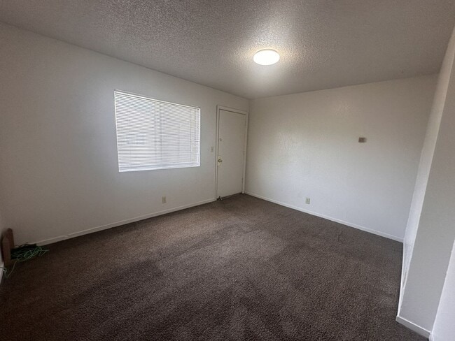Building Photo - 2 Bedroom, 1 Bathroom Apartment