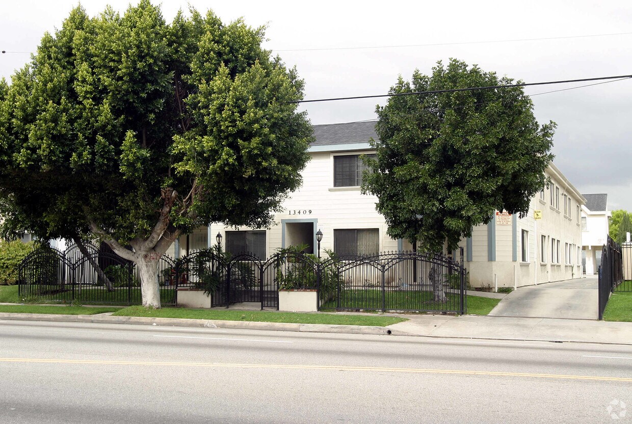 Primary Photo - 13409-13411 Victory Blvd