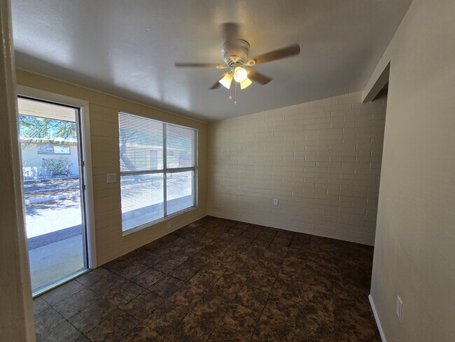 Foto del edificio - 3423 E Flower St