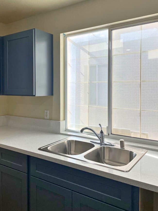 Foto del edificio - MOVE-IN READY 3BR/2.5BA SINGLE FAMILY HOME IN LAS VEGAS