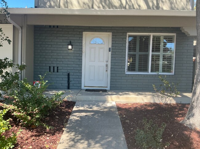 Foto del edificio - Charming Updated Townhome in West San Ramo...