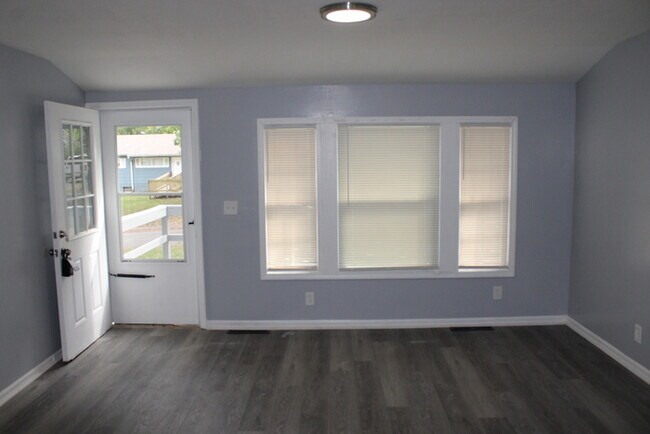 Foto del edificio - Spacious 4 Bedroom and 1 full bath home in...