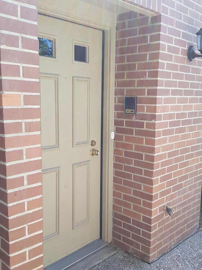 Building Photo - 3230 N Shadowbrook Dr