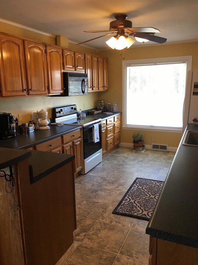 Foto del edificio - 103 Balsam Road-Great home with tons of st...