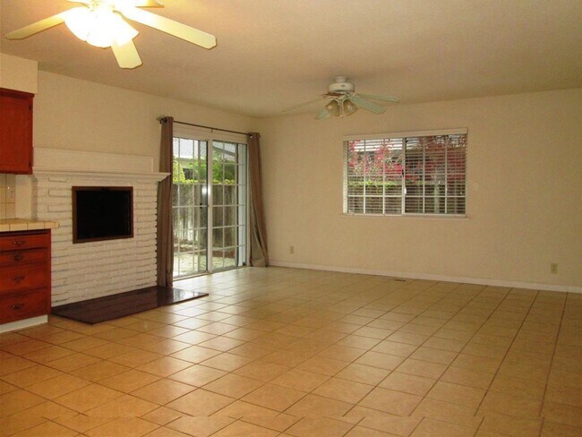 Foto del edificio - Spacious 4 bed 2 bath home in Fremont. Exc...