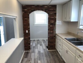 Building Photo - 172 N Roys Ave