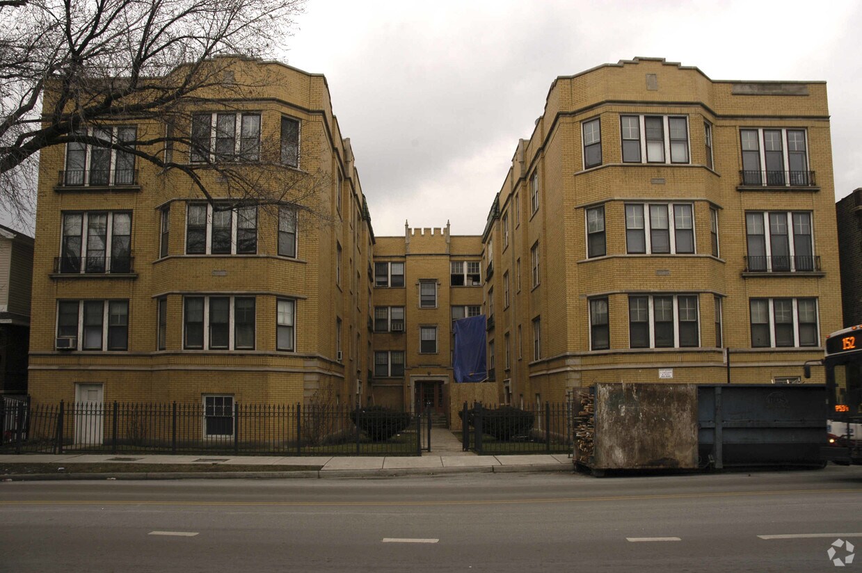 Primary Photo - 3008 W Addison St
